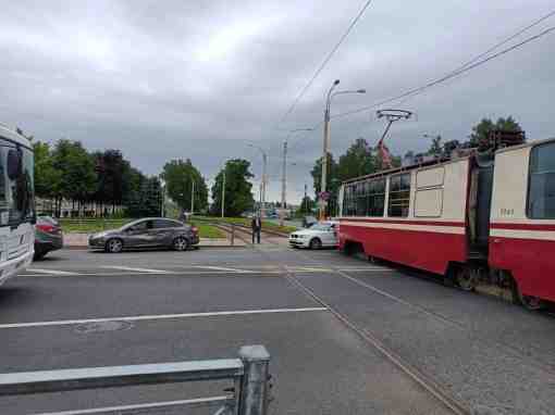 Форд не проскочил перед трамваем с Пискаревского на Куракину улицу