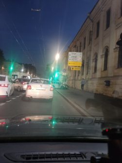 Два Яндекса в 3 часа ночи убрались на перекрёстке Большого проспекта В.О и Кадетской…
