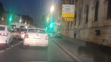 Два Яндекса в 3 часа ночи убрались на перекрёстке Большого проспекта В.О и Кадетской…