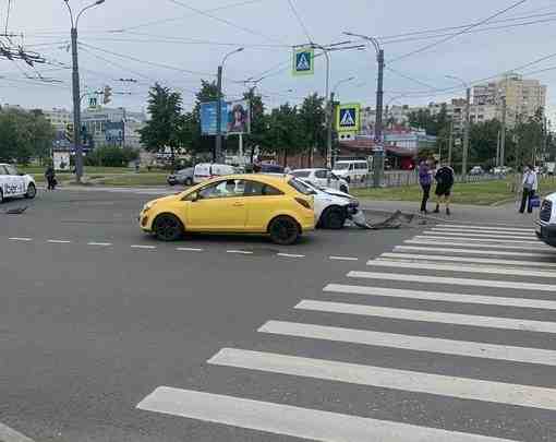 Авария на перекрёстке Белы Куна и Будапештской. Водитель такси и водитель с женщиной и…