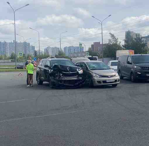 ДТП между Тойотой и Ниссаном на перекрестке пр. Авиаконструкторов и Шуваловского пр