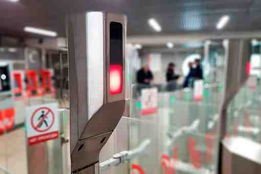 Петербуржцы смогут оплачивать проезд в метро по системе распознавания лиц уже до конца года…