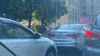 Volkswagen догнал Kia на пересечении Кантемировской и Большого Сампсониевского, перекрыв полосу движения