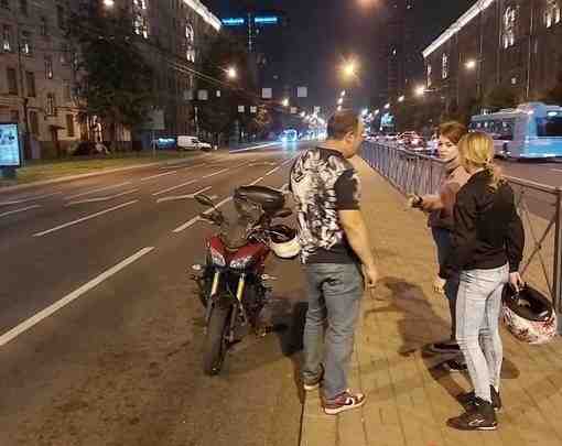 Дтп с мотоциклом Yamaha на Ленинском проспекте, перед Московским проспектом. Мотоциклист и пассажир (девушка…