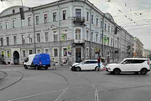 ДТП на перекрёстке Садовой улицы и Лермонтовского проспекта с участием грузового каршеринга. ГАИ пока…