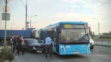 На выезде с АЗС Газпромнефть на Таллинское шоссе Volvo больно ударилась о бирюзовый автобус…