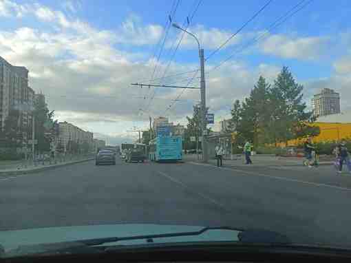 Лазурный автобус и пикап не поделили остановку у Окея на проспекте Большевиков. Пробки пока…