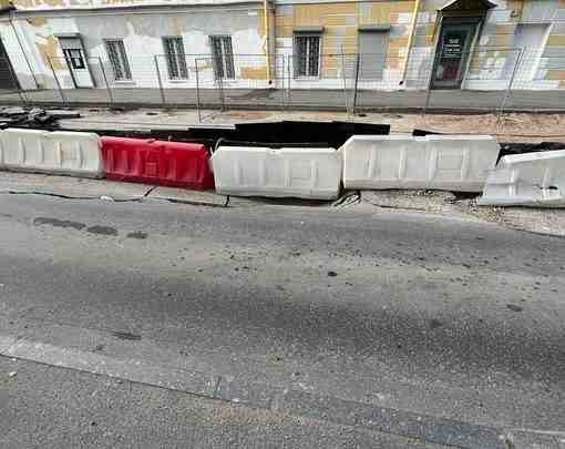 По Прилукской улице к Лиговскому проспекту обламывается асфальт. Утром фура не могла проехать. Будьте…