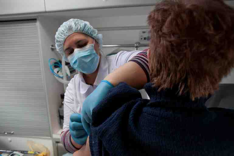 Эксперт объяснил, через какое время после вакцинации от гриппа можно делать прививку от ковида - Новости Санкт-Петербурга