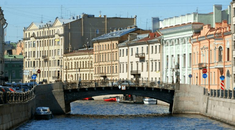 На Большом Конюшенном мосту прямо посреди дороги установили биотуалет - Новости Санкт-Петербурга