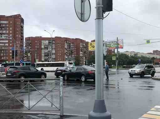 На перекрестке Просвещения и Луначарского не работает ни один светофор.Вот итог. Движение и так…