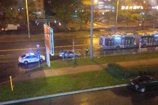 Машинка столкнулась с троллейбусом на проспекте Ветеранов 110