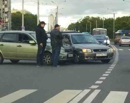 Lada Kalina Hyundai Accent встретились на перекрёстке проспекта Ветеранов и улицы Солдата Корзуна. Движение…