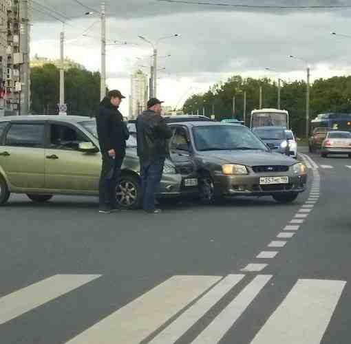 Lada Kalina Hyundai Accent встретились на перекрёстке проспекта Ветеранов и улицы Солдата Корзуна. Движение…