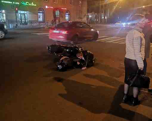 Скорая увезла мотоциклиста в тяжелом состоянии после ДТП на Среднеохтинском. Мотоцикл без номеров. Пилот…