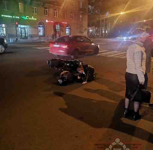 Скорая увезла мотоциклиста в тяжелом состоянии после ДТП на Среднеохтинском. Мотоцикл без номеров. Пилот…