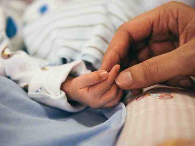 Петербурженку с новорожденным госпитализировали в тяжелом состоянии после домашних родов - Новости Санкт-Петербурга
