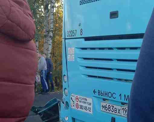 БМВ столкнулся с автобусом м сьехал в кювет на Приморском Шоссе возле OBI