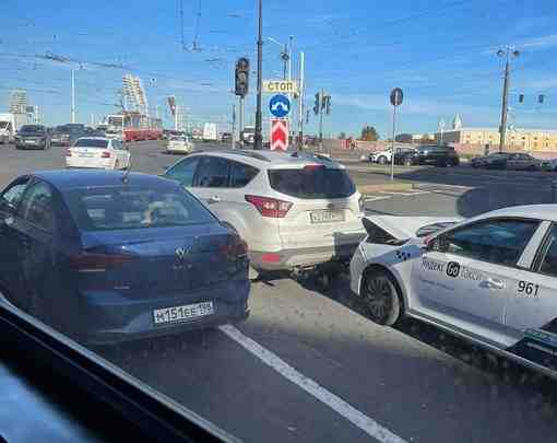 Яндекс въехал в зад Куге у Тучкова моста выезжая с Васьки на Петрогу