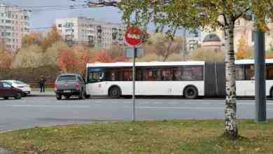 В бок Фольксвагена въехал автобус. Проспект Ветеранов, возле реки Новая у универмага «Таллинский»