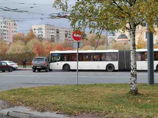 В бок Фольксвагена въехал автобус. Проспект Ветеранов, возле реки Новая у универмага «Таллинский»