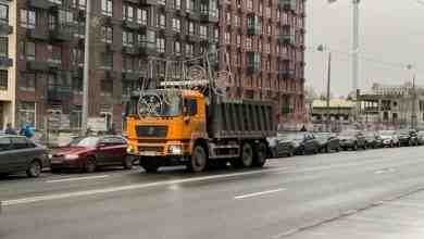 На Большом Сампсониевском 74 порвалось крепление новогодней растяжки, грузовые и автобусы цепляются за него