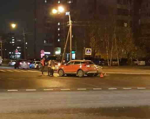 Вторая за сегодняшний день авария на перекрёстке Брестского бульвара и улицы Маршала Захарова