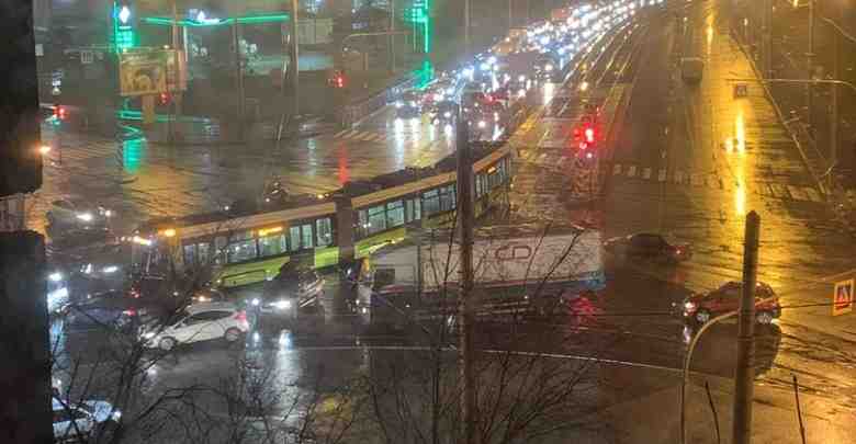 На перекрёстке Ириновского и Наставников авария с участием трамвая