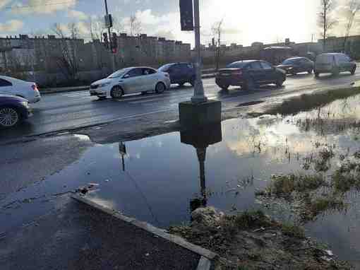 На Колпинском шоссе затоплены канавы и вода никуда не уходит, и после обильных дождей,…
