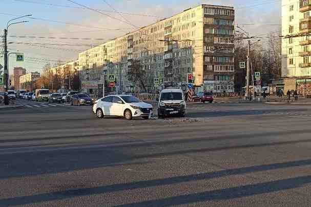 Хёндэ и Ситроен устроили ДТП на перекрестке улицы Дыбенко и Проспекта Большевиков