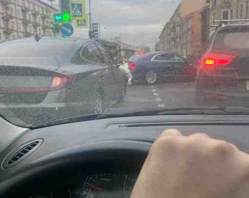 Хёндэ запилил дверь таксисту на перекрёстке Лиговского и Курской