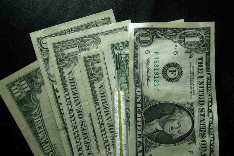 «Не прикасаться к этим валютам»: аналитик Голубовский рассказал, во что вложиться вместо западных купюр - Новости Санкт-Петербурга