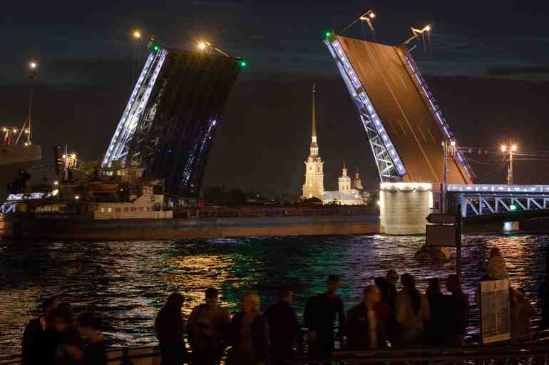 Усиление ветра с порывами до 15-20 м/с помешало ночной разводке мостов в Петербурге - Новости Санкт-Петербурга
