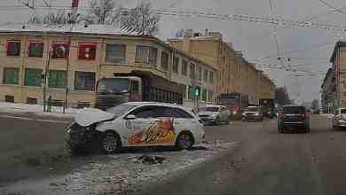 На площади. Калинина грустит разбитый автомобиль Яндекс Такси
