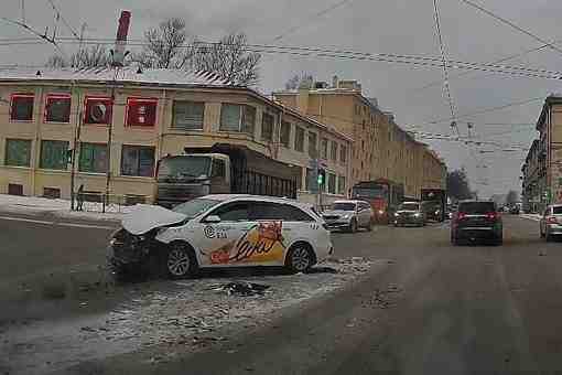 На площади. Калинина грустит разбитый автомобиль Яндекс Такси