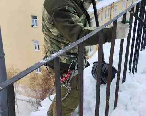 В Петроградском районе сотрудники коммунальных служб снова сбрасывают снег с крыш домов на припаркованные…