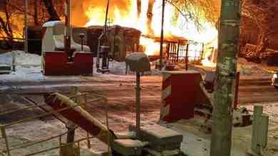 Ночью сгорел дом возле станции Парголово по адресу Хабаровская., д. 13. Горели сараи и…