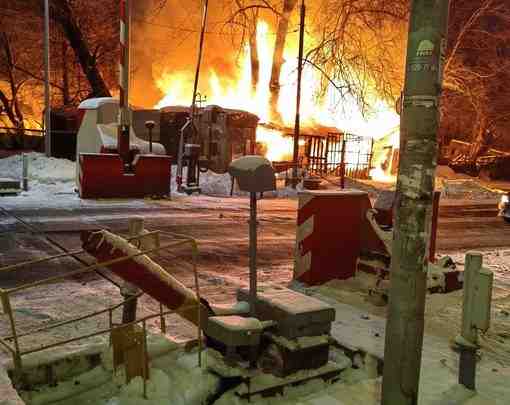 Ночью сгорел дом возле станции Парголово по адресу Хабаровская., д. 13. Горели сараи и…