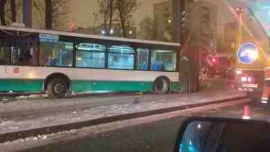 Автобус №108 врезался в столб на Стачек 99. В автобусе находился кондуктор и 1…