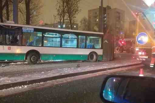 Автобус №108 врезался в столб на Стачек 99. В автобусе находился кондуктор и 1…