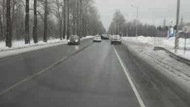 Жёсткая авария на подъезде к Кингисеппу, напротив заправки Газпром, одна машина в кювете