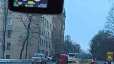На Приморском проспекте перед пожарной частью отдыхает автомобиль. Лучше едьте по правой полосе, левая…