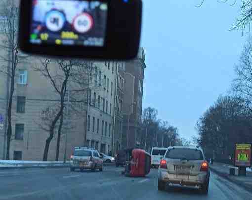 На Приморском проспекте перед пожарной частью отдыхает автомобиль. Лучше едьте по правой полосе, левая…