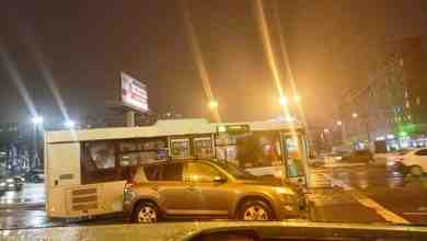 Лазурный автобус, поздравил с Наступающим Новым Годом, Тойоту. Поздравление произошло в начале улицы Народной,…