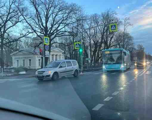 Праздничный пинок лазурного для каблука на перекрёстке улицы. Аврова и Санкт-Петербургского шоссе