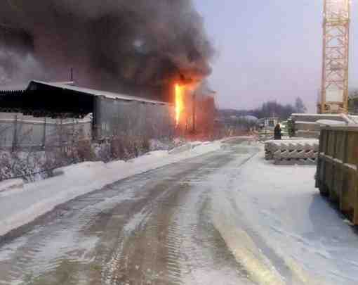 Еще фотографии с сегодняшнего [|пожара на Пулковском шоссе]. 5 января в 09:16 поступило сообщение…