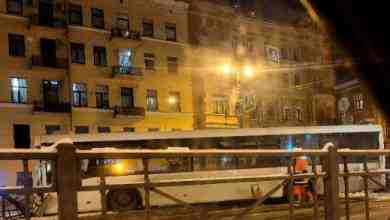 На Лиговском автобус снёс светофор