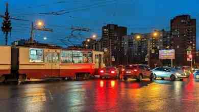 16:55, у метро проспект Большевиков Автомобиль врезался в трамвай
