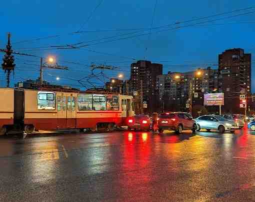 16:55, у метро проспект Большевиков Автомобиль врезался в трамвай