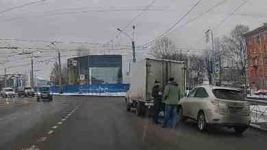На Днепропетровской улице….. Lexus торпедировал ГАЗэль, а та взбрыкнула и в такси Яндекса вошла